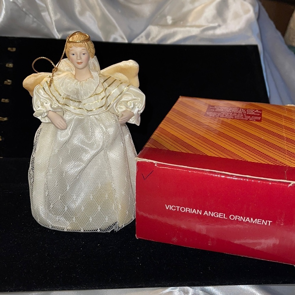 Avon Vtg Collectible Ornament “Victorian Angel” In orig box